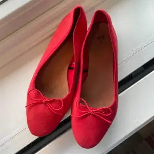 Fina röda ballerina skor, använda fåtal gånger i fint skick, storlek 37 men lite små i storleken. Bara be om fler bilde eller om någon har en annan fråga🌹