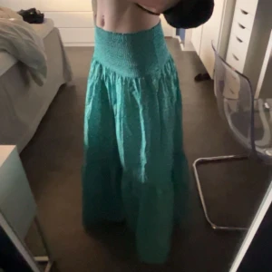 Låg kjol - Lång kjol från zara, använd en gång. Jättefin till sommaren. FRAKTEN ÄR 40kr, den som köper står för det.