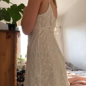 Klänning  - Jättefin och bekväm sommarklänning. Vit med mönster och ett band som man kan reglera själv i ryggen. Lite trådig men går änkefru att klippa av💗 bild på trådarna💗💗står att den är m/l men passar perfekt på mig som är s.