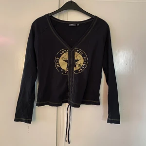 Superfin långärmad tröja - Croppad med snörning i mitten😻😻 Skriv om ni har prisförslag, frågor, vill ha mått eller fler bilder💕💕 