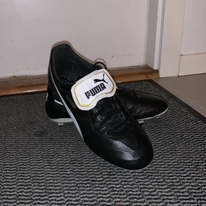 Fotbollsskor - Puma King Vit/Svart - Nästan nyköpta, är som de ska vara. Ett bra par fotbollsskor Storlek: 42.5