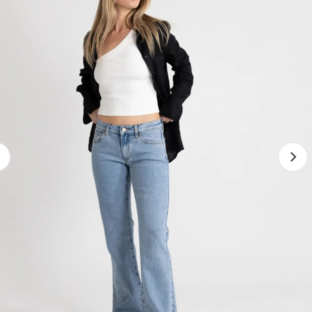 Säljer mina Abrand jeans, inte använda bara testade på Skriv till mig om du har frågor eller vill ha fler bilder 💞 Köpte för 999kr. Jeans & Byxor.