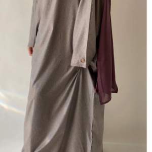Helt ny oanvänd abaya i färgen lavendel, linne material. Säljs pga one size och den är alldeles för stor för mig. Skickar egna bilder privat 😊