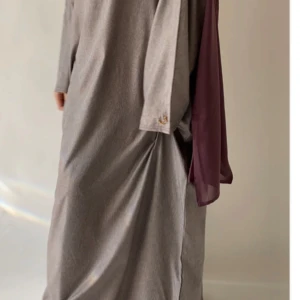 Abaya  - Helt ny oanvänd abaya i färgen lavendel, linne material. Säljs pga one size och den är alldeles för stor för mig. Skickar egna bilder privat 😊