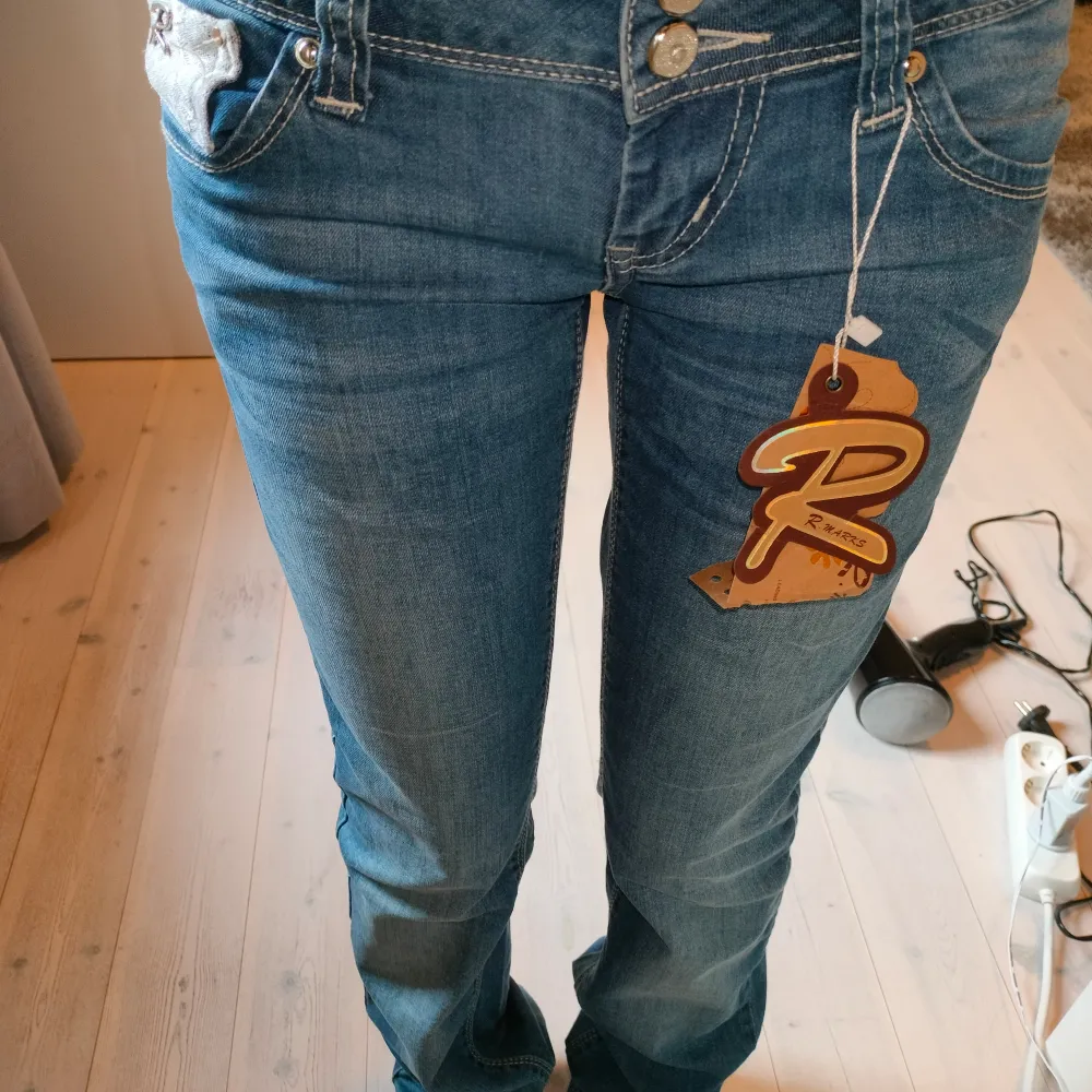 Lågmidjade jeans som har detaljer på fickorna. Är för långa på mig som är 155. Bara fråga om du undrar någonting ☺️ (Helt nya aldrig använda prislapp kvar). Jeans & Byxor.