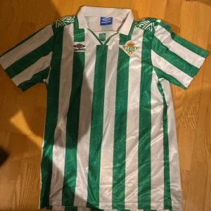 Real Betis Tröja - Knappt använd köpte den på en streetwear affär för inte så länge sedan. Har bara använt den ett dussin gånger och jag försöker tömma garderoben lite.
