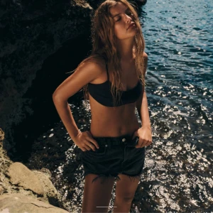 Low waist shorts - Säljer ett par oanvända svarta Low waist shorts  från zara! Lappen är fortfarande kvar och ordinarie pris är 329kr💕 