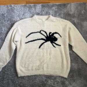 Unbranded mohair tröja - Riktigt fet mohair tröja som är mjuk och len. Säljs då den är smått för stor och inte riktigt min stil längre. Osäker vad det är för storlek men tror det är M fast den passar nog bra för L också. Kom dm för mer frågor.