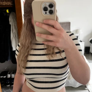 Finstickad t-shirt  - Randig finsticka t-shirt från Zara. Tröjan är aldrig använd bortsett från att ha prövat den på. Tröjan är alltså i väldigt fint skick! Köparen står för frakten!💕