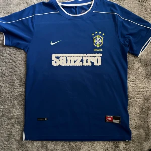 Sanziro.Club Jersey - Tröjan köptes förra våren och nu används den knappats något mer då det inte riktigt är min stil och att den är för stor. Storlek M. Kom i dm för mer frågor.