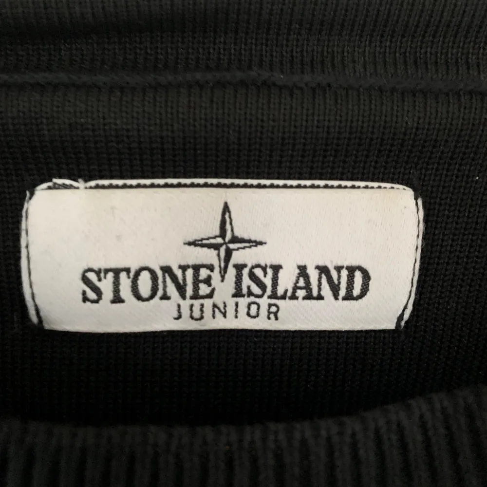 Tja, säljer denna Stone Island tröja som passar runt XS-S, där av jag säljer den. Tröjan är för liten för mig. Inga skador eller liknade, väldigt bra skick. Kom med frågor om det skulle komma upp några funderingar! . Tröjor & Koftor.