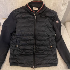 Moncler cardigan - Säljer nu min Moncler cardigan då jag tröttnat på den | Skick 8,5/10 | Storlek Medium men kan även passa S det vill säga liten i storleken | Nypris 8500kr ungefär, Mitt pris = 2799|Givetvis äkta| Hör av er vid frågor och funderingar