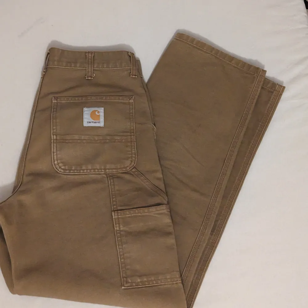 Carhartt single knee i Harrington brown. Köptes runt ett år sen men användes inte särskilt mycket då de är för korta nu. Original pris 1300kr.. Jeans & Byxor.