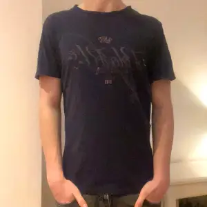 Säljer en schysst Polo raulph lauren T shirt vintage model. Hyfsat skick och fin tröja. Tveka inte höra av dig vid frågor🙌 priset går att förhandla beroende på bud. 