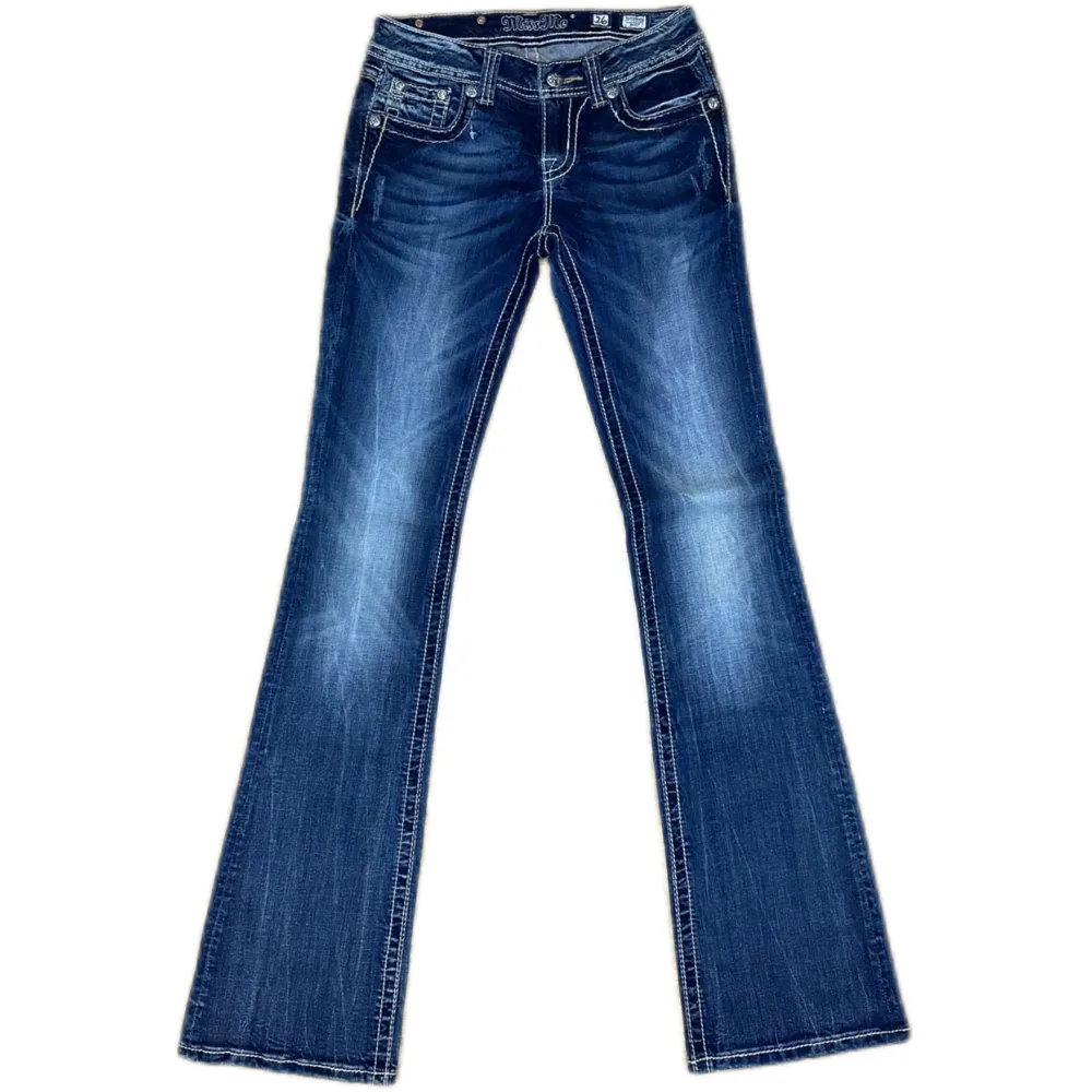 Miss Me jeans i modellen ”JP5897B4/boot” midjemåttet rakt över är 38cm. Ytterbenet 107cm och innerbenet 86cm. Jeansen är som helt nya. Kontakta vid intresse!. Jeans & Byxor.