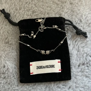 Zadig halsband - Säljer mitt älskade Zadig halsband som är helt slutsåld och i superbra skick. Köpt i höstas för ca 1300 kr. Jag vill mest se vad jag kan få för det så tar även emot byten💕