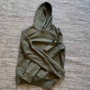 Säljer min stone island hoodie för att jag inte använde den så mycket. Den är i bra skick men har små fläckar som går att tas bort med fläckborttagningsmede. Köparen står för frakt. Går också att mötas i södra Stockholm👌.