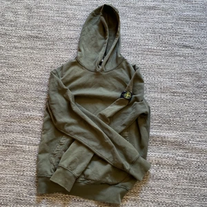 Stone island - Säljer min stone island hoodie för att jag inte använde den så mycket. Den är i bra skick men har små fläckar som går att tas bort med fläckborttagningsmede. Köparen står för frakt. Går också att mötas i södra Stockholm👌.