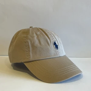 Beige Ralph Lauren Keps - One size Perfekt för sommaren, bra passform, hög kvalite och populär bland tjejerna☝️  250kr går att diskuteras vid snabb affär.