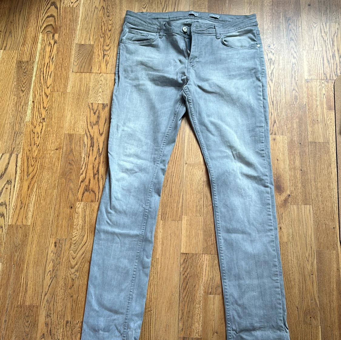 Grå byxor för män