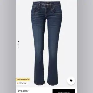 Säljer ett par mörkblå low waisted jeans från märket ltb, ABOUT YOU. Knappt använda så väldigt fint skick, som nya. Långa i benen, låg midja. Köpta för 799kr. (Jag är 167cm)