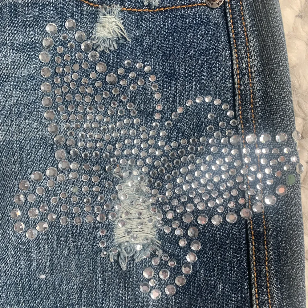 Super cool jeans kjol med glittriga sten detaljer och fjärilar, passar stolek M/S, köpt secondhand!❤️ Pris kan diskuteras vid snabb affär. Kjolar.