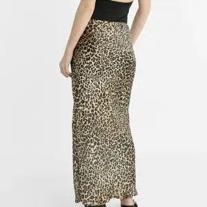 Leopard mönstrad lång kjol. Aldrig använd 