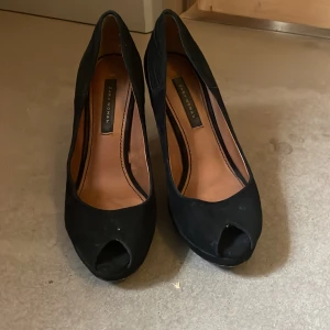  💕 svarta klack skor 💕 - 💖 svarta kattskor Från zara inte jätte slitna.🥰