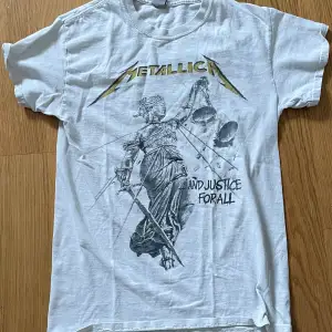 En Metallica tshirt med trycket av albumet … and justice for all.