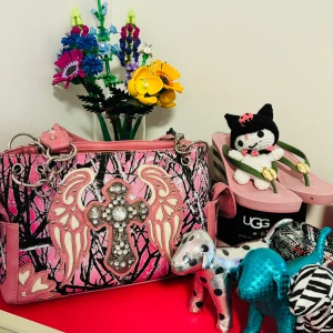 2000s mcbling bag - ✰*฿✩‧₊˚ läs gärna köpvillkoren innan köp !!! ✰ superfin mcbling väska, väldigt svår att få tag på! storlek 20 x 33 cm ✰ inga märkbara defekter, har mååånga fack och är rymlig! ✰ skriv vid frågor💋