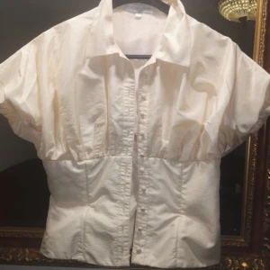 Coquette blus💕 - Säljer denna superfina topp då den tyvärr är för liten för mig! Använd men i fint skick!❤️❤️