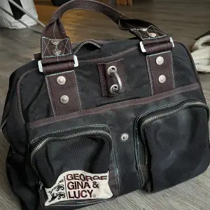 Denna snygga väskan från George Gina & Lucy i super fint skick men som tyvärr inte kommer till användning längre.. Priset kan diskuteras! 🌟