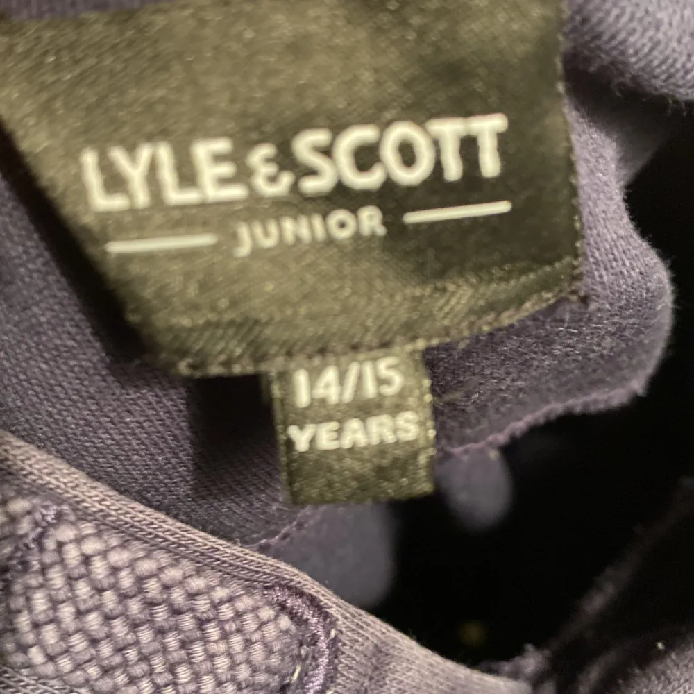Lyle & Scott hoodie säljs pågrund att den inte används längre. Skick 8/10 storlek 14/15 men använde den som 13 åring och den passade bra. Hoodies.