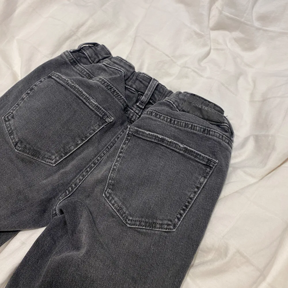 Ett par svarta jeans som jag inte har använt så mycket eftersom att dom är ganska aå tajta vid låren❤️. Jeans & Byxor.