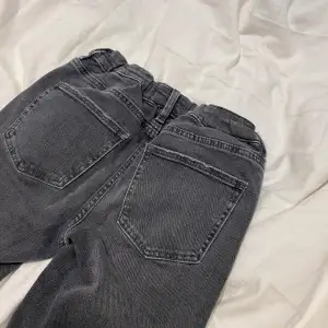 Ett par svarta jeans som jag inte har använt så mycket eftersom att dom är ganska aå tajta vid låren❤️