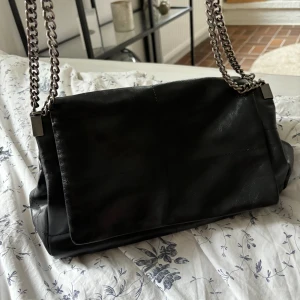 Populär väska från Zara - Säljer den populära väskan från zara då den aldrig kommer till användning. Den är använd max 5 gånger så den är som ny💕💞 Priset går att diskutera vid snabb affär😊💕💞