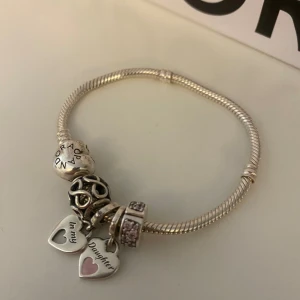 Pandora armband  - Pandora armband i jätte bra skick, säljer eftersom jag inte använder silver. Knappt använd och armbandet + berlockerna är värda 1 990 sammalagt.