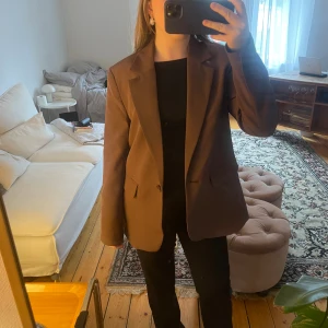 Brun kavaj Gina tricot - Snygg enkel kavaj från Gina tricot! Lite oversized i fiten❤️