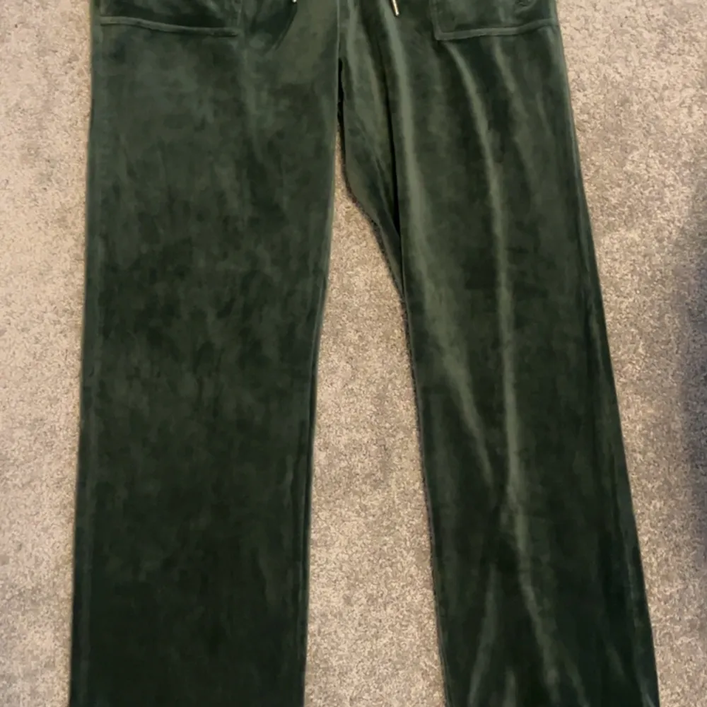 gröna juicy couture byxor, litet märke på benet!. Jeans & Byxor.