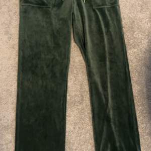 gröna juicy couture byxor, litet märke på benet!