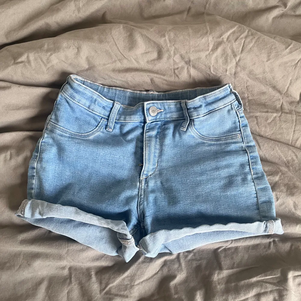 Jeansshorts ifrån hm barnavdelning, passar xs💝💝. Shorts.
