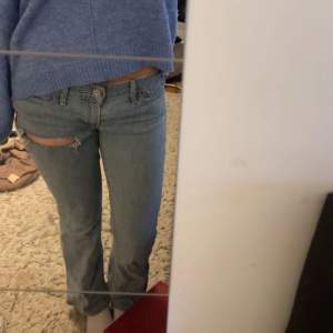 Snygga lågmidjade jeans med ett hål ifrån levis🥰