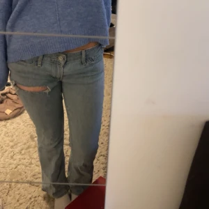 Lågmidjade bootcut - Snygga lågmidjade jeans med ett hål ifrån levis🥰
