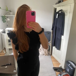 Volangtopp - Svart volangtopp från Lindex, helt ny med lappar och oanvänd stl Xs💘