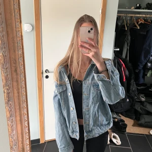 Jeansjacka  - Jätte fin blå jeans jacka nu till sommaren. Jag säljer denna då jag har flera och vill bli av med en. Inga defekter. 