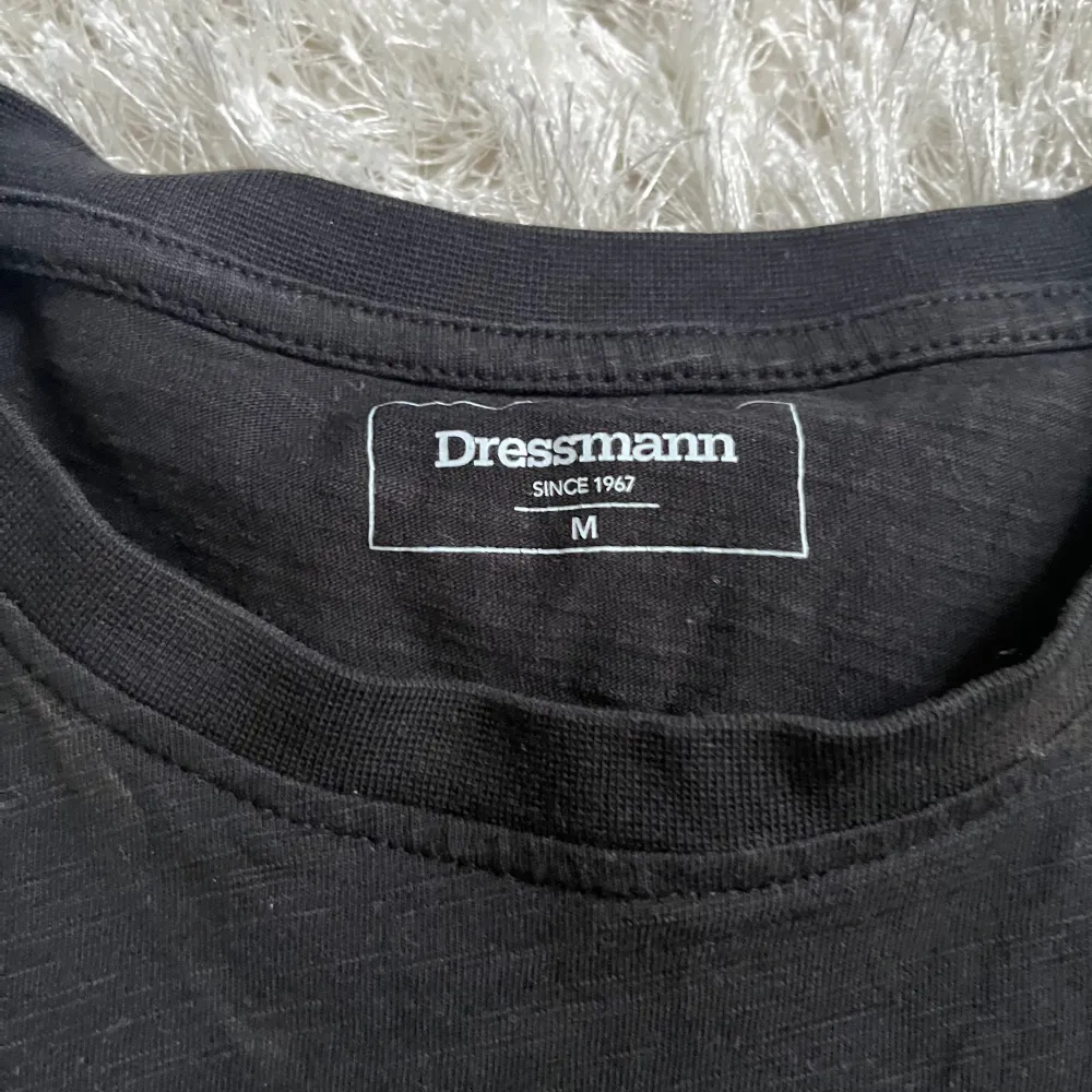 säljer denna t shirten ifrån dressmann, aldrig använd, inga fläckar/defekter, perfekt inför sommaren! . T-shirts.
