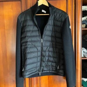 Moncler cardigan  - Knappt använd Moncler cardigan i Stl M  