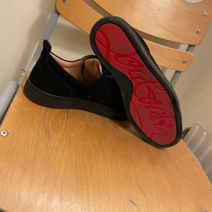 louboutin skor utan spikar (loubs) - Säljer mina fina loubs då de ej passar mig längre. Priset är ej hugget i sten. Hör av er om de är något som ni undrar samt boxen finns och kvitto
