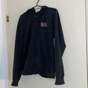 Armani tröja - Har använt den i 6 månader, men inget är fel på den. Den börjar bli liten för mig så därför säljer jag den. Pris kan diskuteras! 