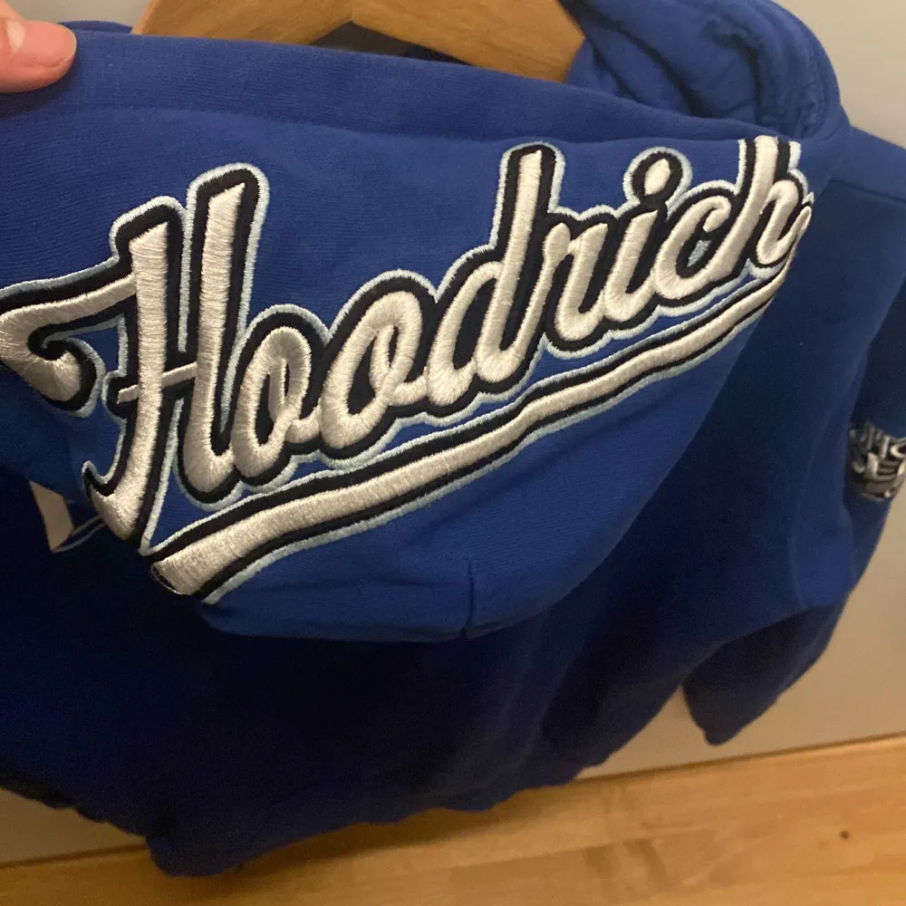 Hoodrich tröja i storlek S. Säljer pågrund av att den är för liten för mig. Hoodies.